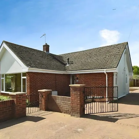 Beautiful 5 Bedroom Bungalow, Sleeps 7, In Calne Exterior photo