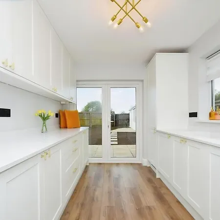 Beautiful 5 Bedroom Bungalow, Sleeps 7, In Calne Exterior photo