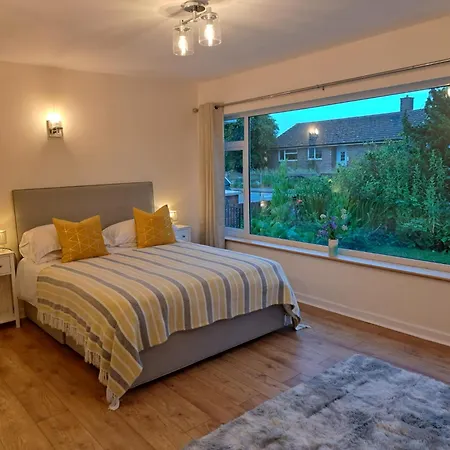 Beautiful 5 Bedroom Bungalow, Sleeps 7, In Calne Exterior photo