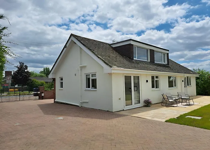 Beautiful 5 Bedroom Bungalow, Sleeps 7, In Calne