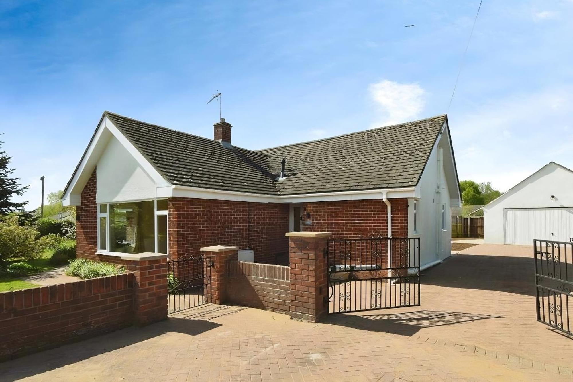 Beautiful 5 Bedroom Bungalow, Sleeps 7, In Holiday home Calne