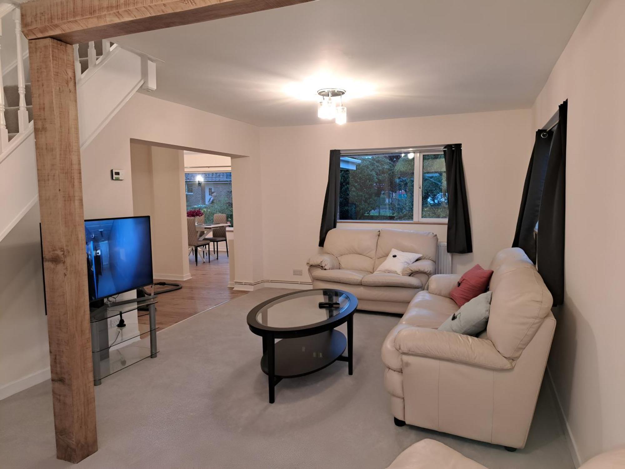 Beautiful 5 Bedroom Bungalow, Sleeps 7, In Holiday home *
