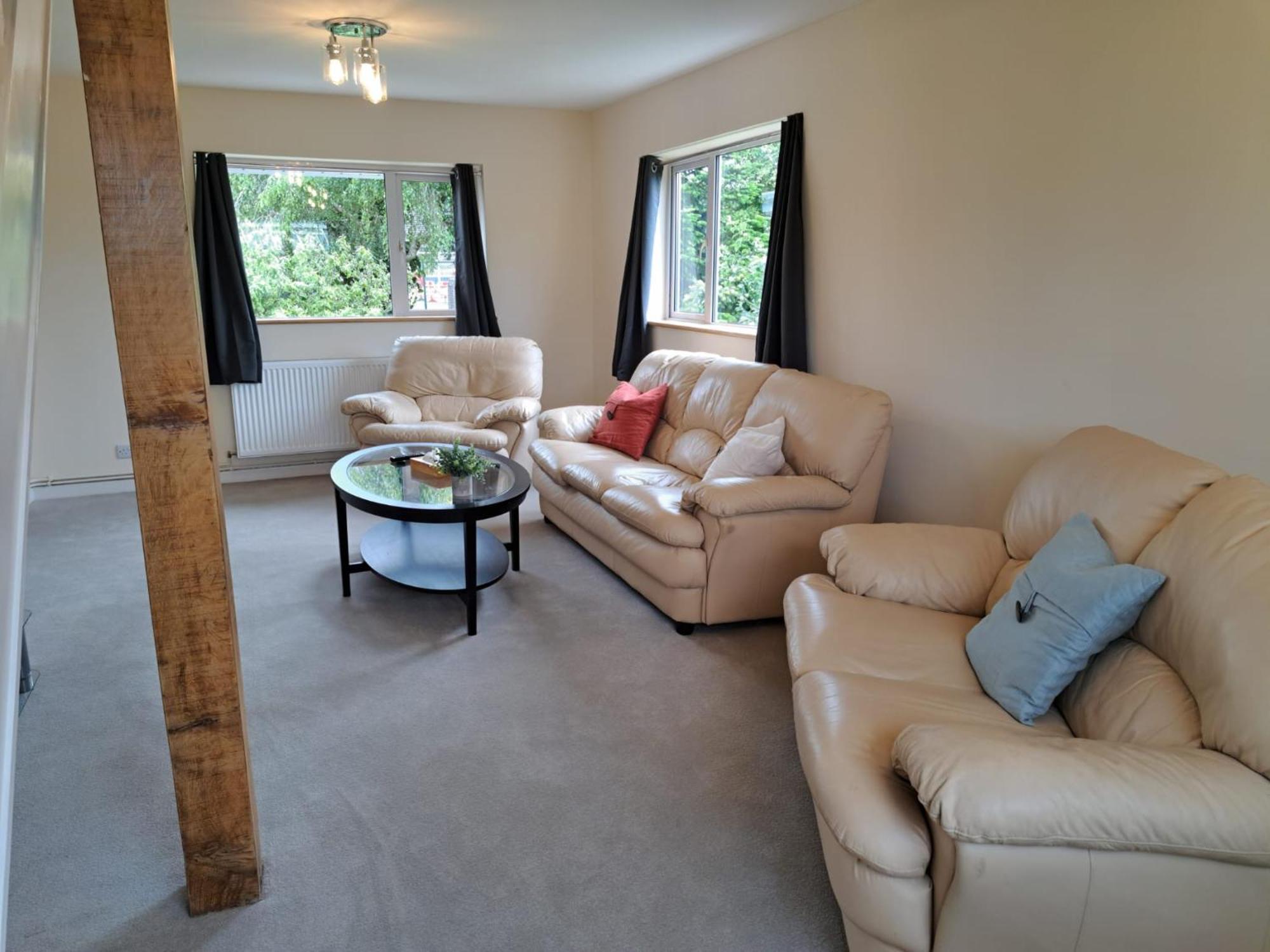 Beautiful 5 Bedroom Bungalow, Sleeps 7, In Holiday home