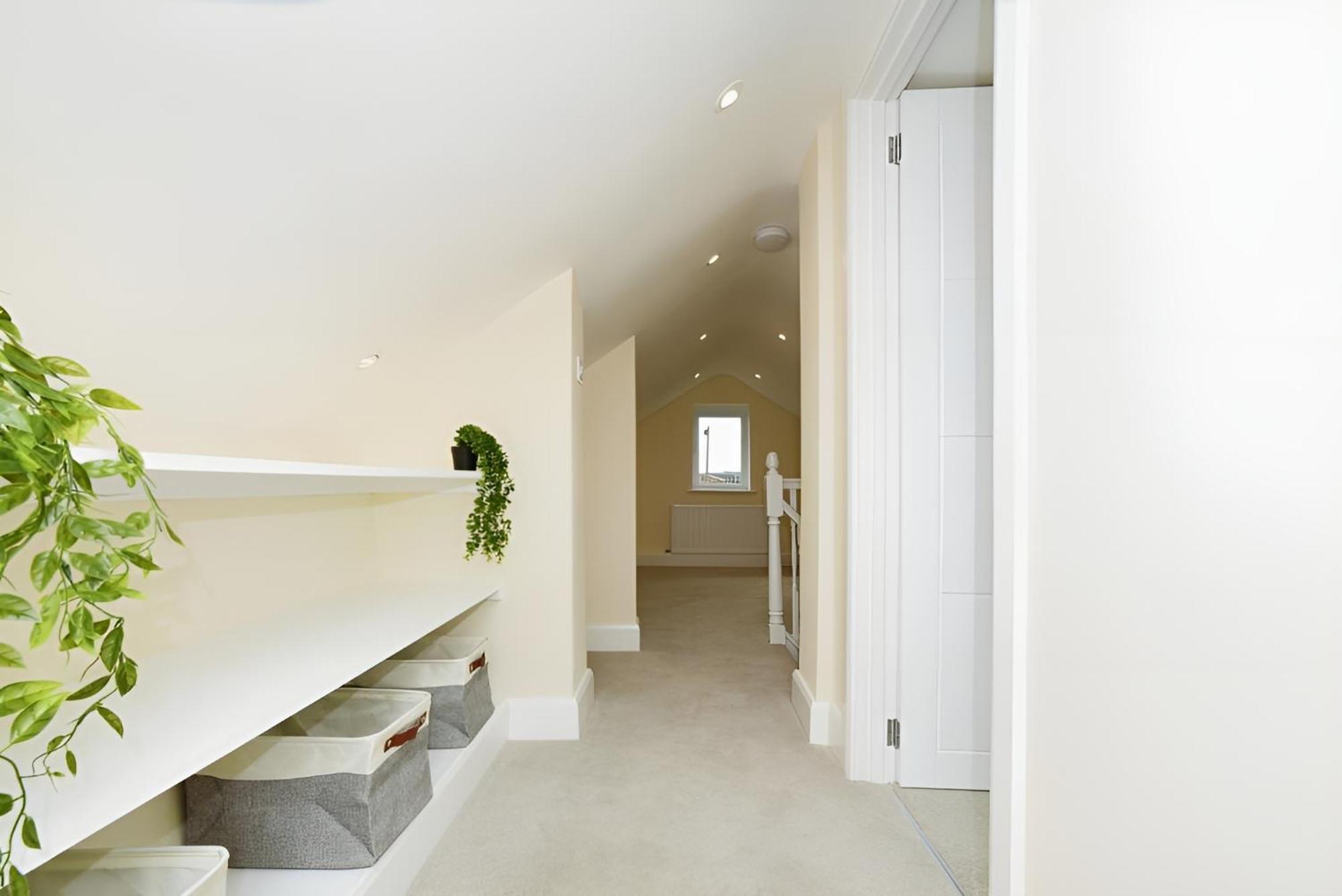 Beautiful 5 Bedroom Bungalow, Sleeps 7, In Holiday home *