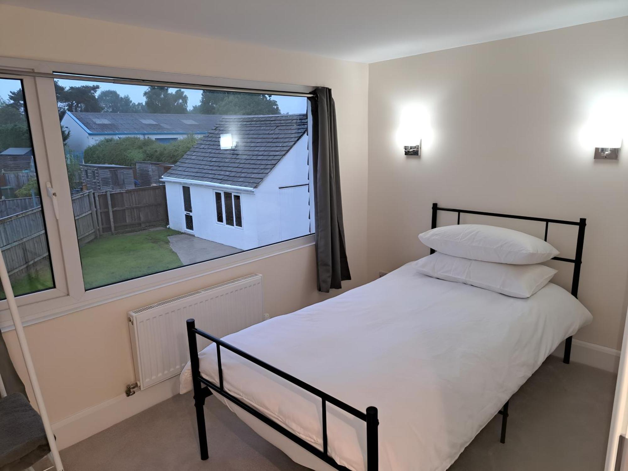 Beautiful 5 Bedroom Bungalow, Sleeps 7, In Holiday home Calne