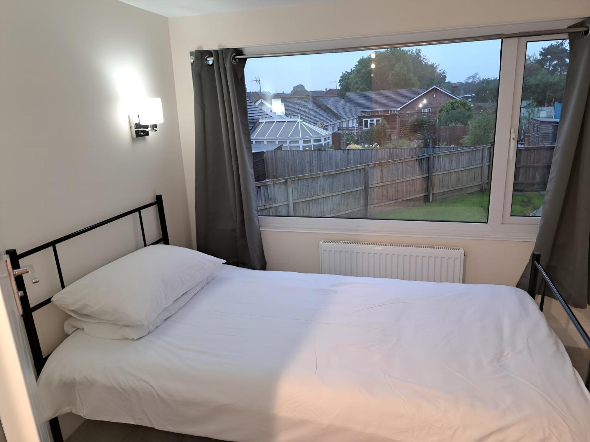 Beautiful 5 Bedroom Bungalow, Sleeps 7, In * Calne