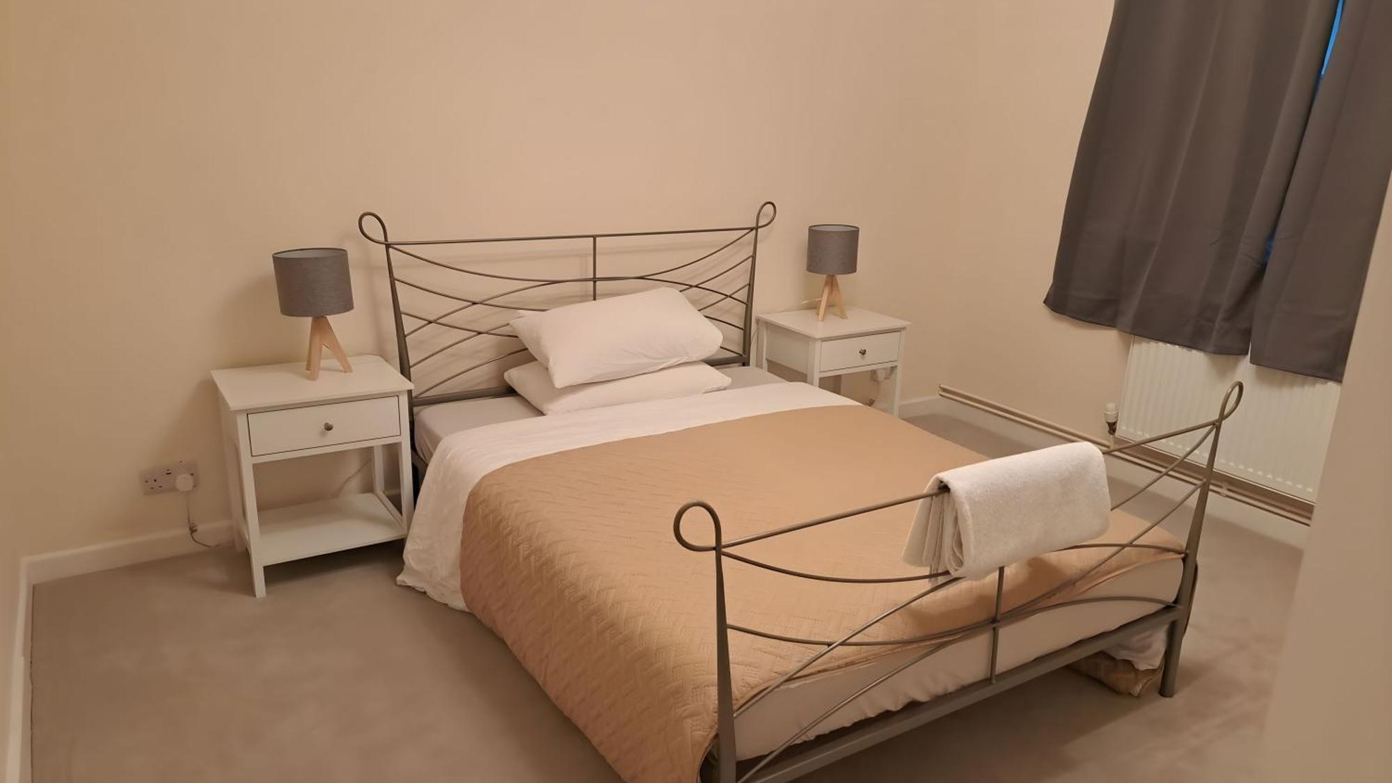 Beautiful 5 Bedroom Bungalow, Sleeps 7, In Holiday home Calne