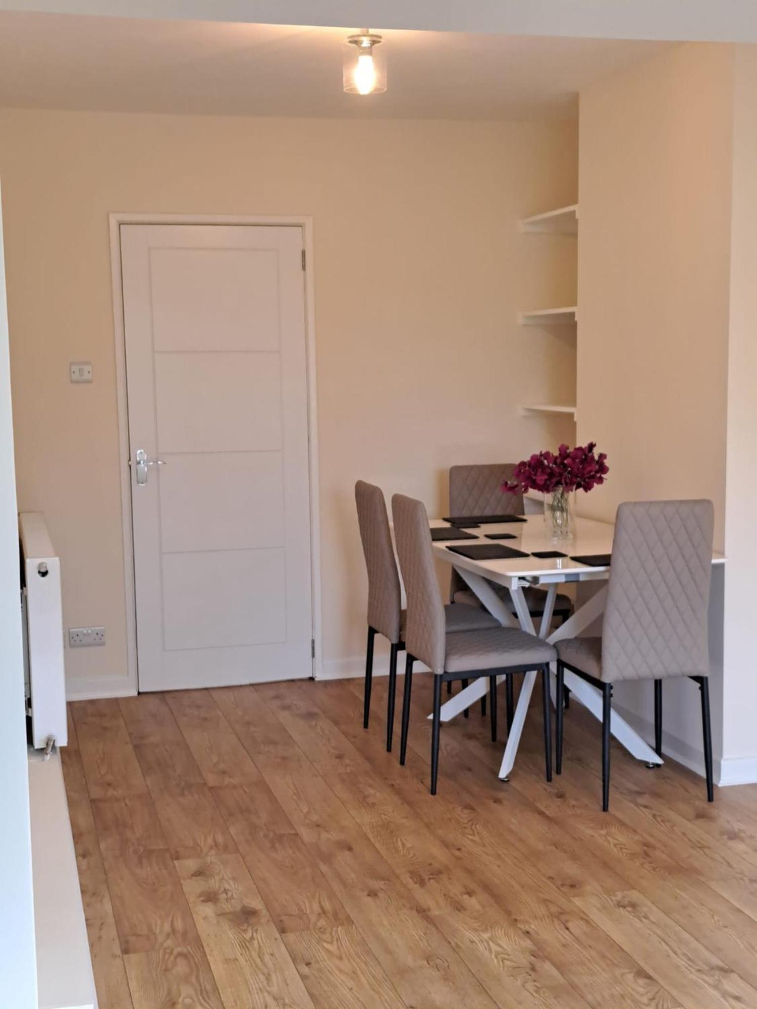 Beautiful 5 Bedroom Bungalow, Sleeps 7, In * Calne