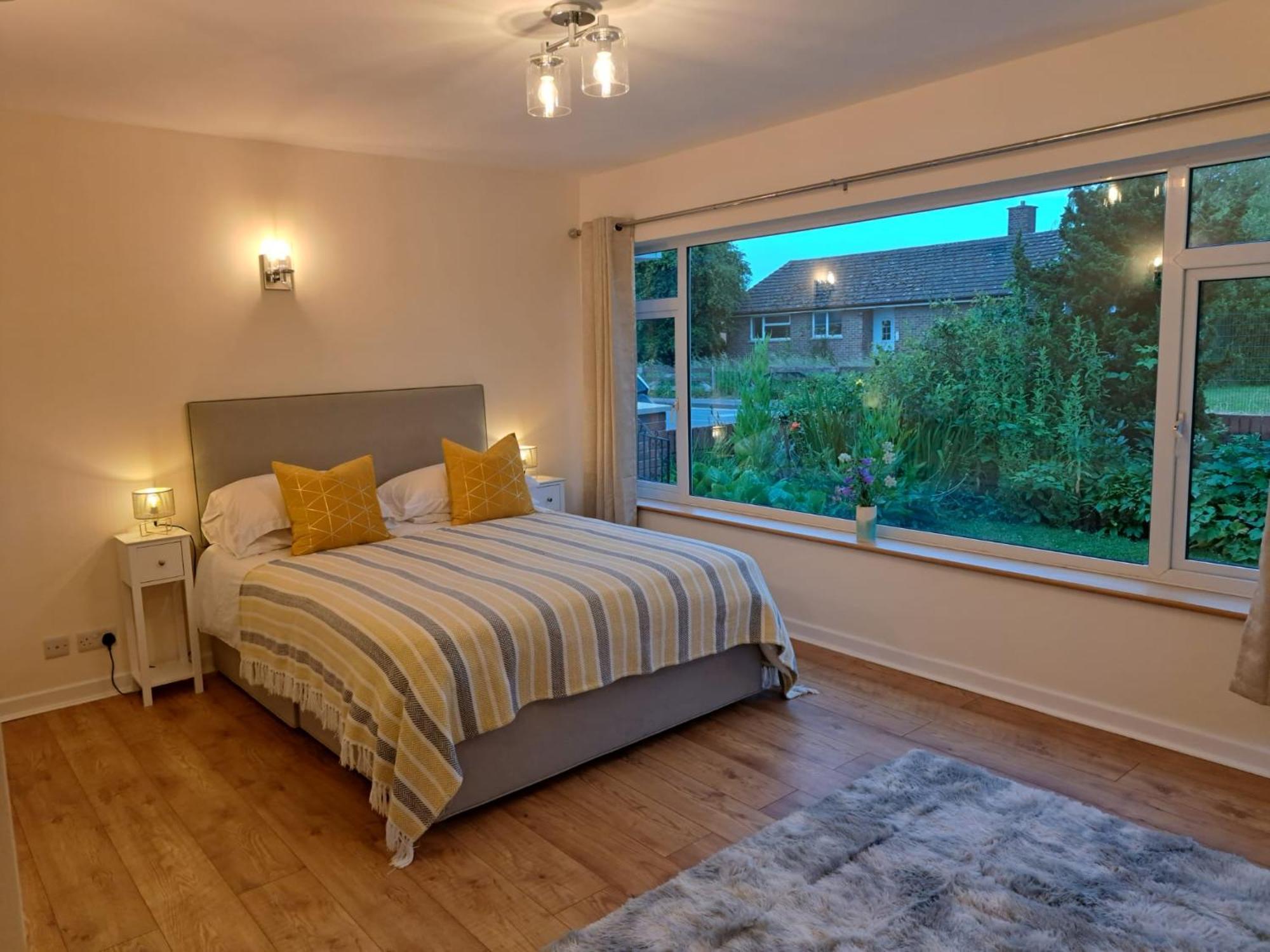 Beautiful 5 Bedroom Bungalow, Sleeps 7, In Holiday home *