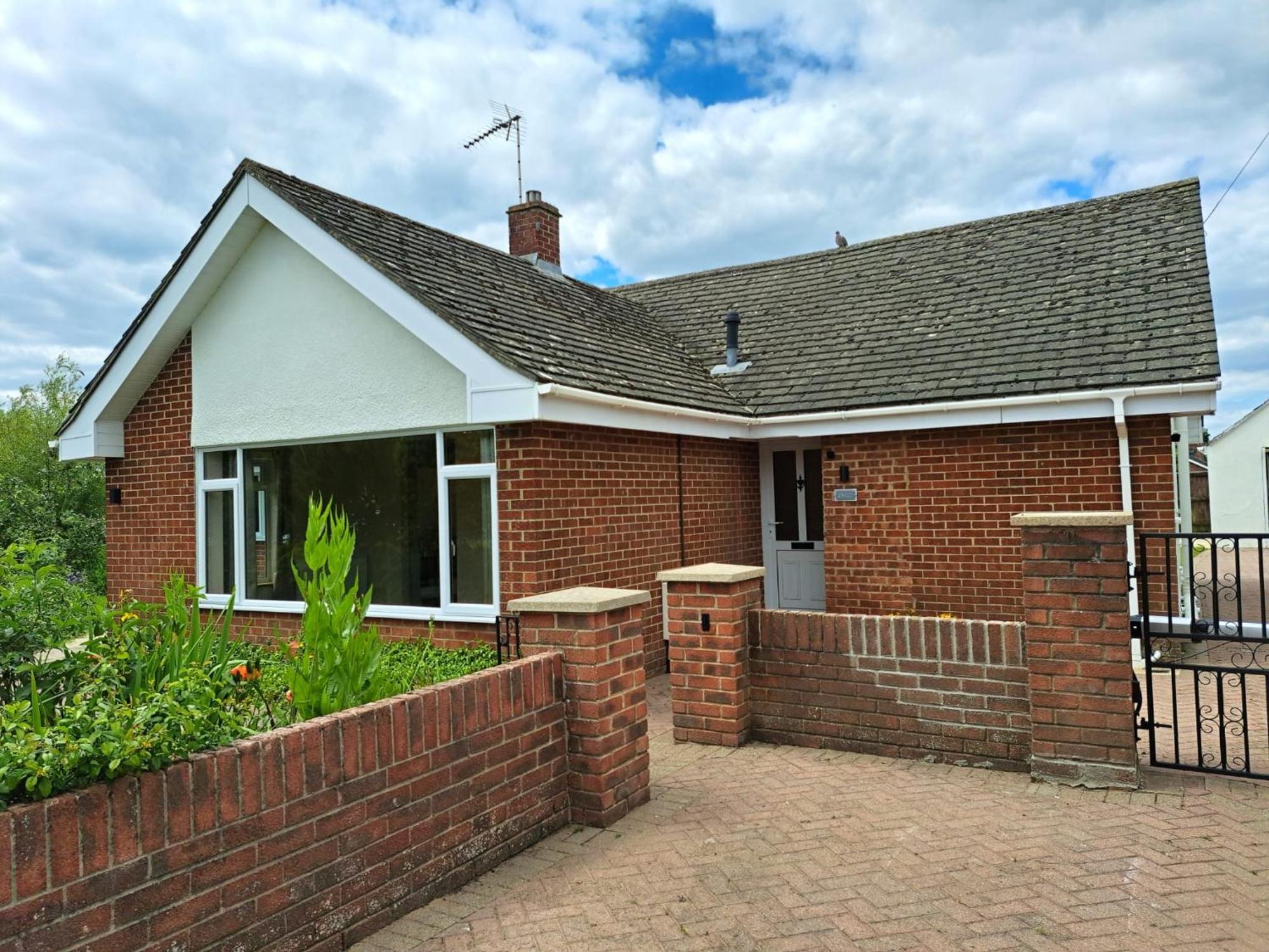 Beautiful 5 Bedroom Bungalow, Sleeps 7, In Holiday home