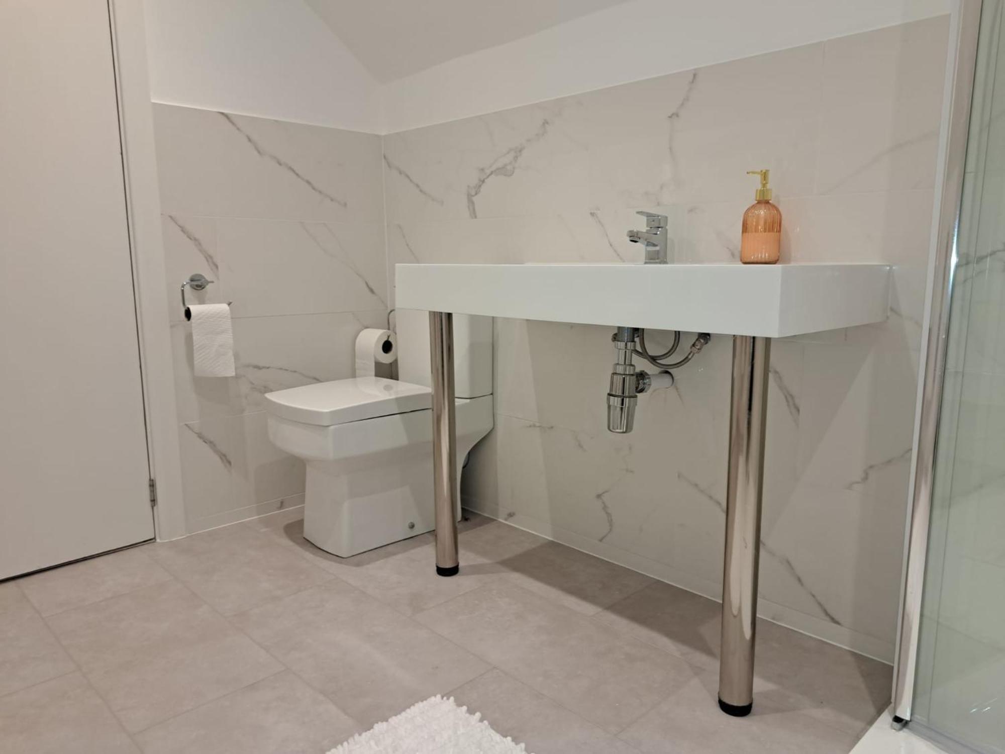 Holiday home Beautiful 5 Bedroom Bungalow, Sleeps 7, In Calne